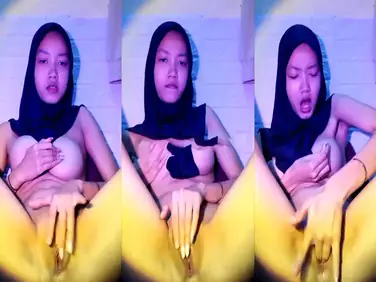 Bokep Indo Jilbab Hitam Mendesah Colmek Sange Berat poster